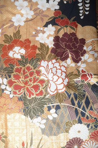 Furisode kimono. Long sleeved kimono. Japanese kimono. maiko kimono. geisha kimono.