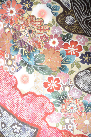 Furisode kimono. Long sleeved kimono. Japanese kimono. maiko kimono. geisha kimono.