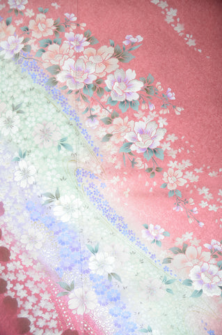 Furisode kimono. Long sleeved kimono. Japanese kimono. maiko kimono. geisha kimono.