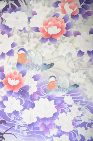 Furisode kimono. Long sleeved kimono. Japanese kimono. maiko kimono. geisha kimono.