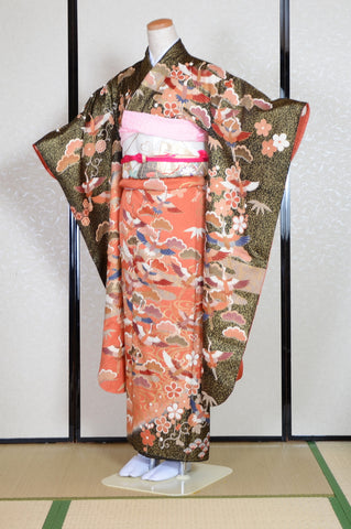 Furisode kimono. Long sleeved kimono. Japanese kimono. maiko kimono. geisha kimono.