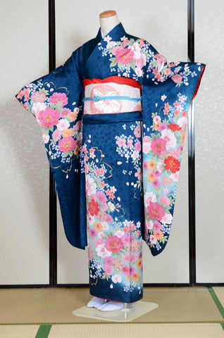 Furisode kimono. Long sleeved kimono. Japanese kimono. maiko kimono. geisha kimono.