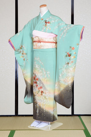 Furisode kimono. Long sleeved kimono. Japanese kimono. maiko kimono. geisha kimono.