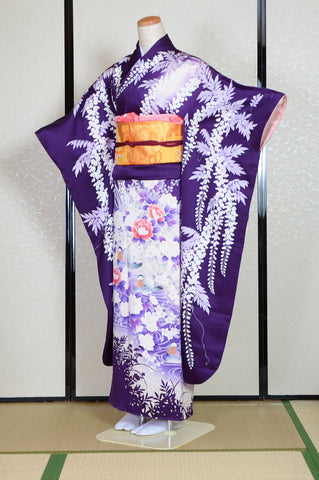 Furisode kimono. Long sleeved kimono. Japanese kimono. maiko kimono. geisha kimono.