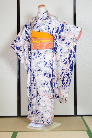 Furisode kimono. Long sleeved kimono. Japanese kimono. maiko kimono. geisha kimono.