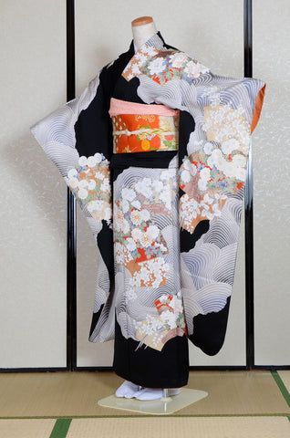 Furisode kimono. Long sleeved kimono. Japanese kimono. maiko kimono. geisha kimono.