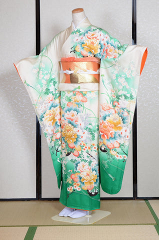 Furisode kimono. Long sleeved kimono. Japanese kimono. maiko kimono. geisha kimono.