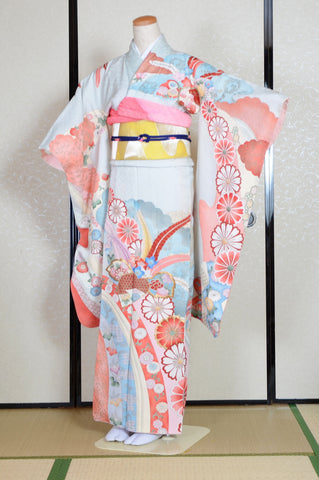 Furisode kimono. Long sleeved kimono. Japanese kimono. maiko kimono. geisha kimono.