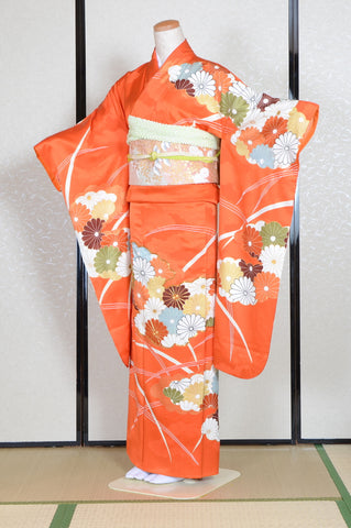 Furisode kimono. Long sleeved kimono. Japanese kimono. maiko kimono. geisha kimono.