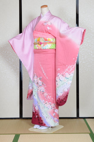 Furisode kimono. Long sleeved kimono. Japanese kimono. maiko kimono. geisha kimono.