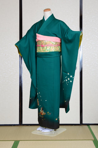 Furisode kimono. Long sleeved kimono. Japanese kimono. maiko kimono. geisha kimono.