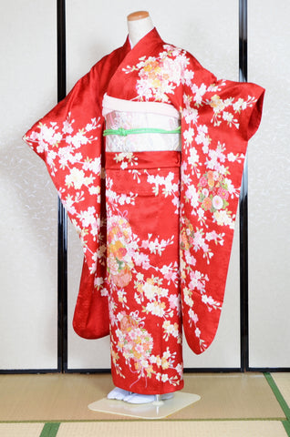 Furisode kimono. Long sleeved kimono. Japanese kimono. maiko kimono. geisha kimono.