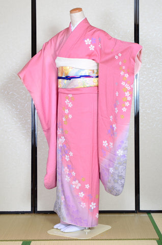 Furisode kimono. Long sleeved kimono. Japanese kimono. maiko kimono. geisha kimono.