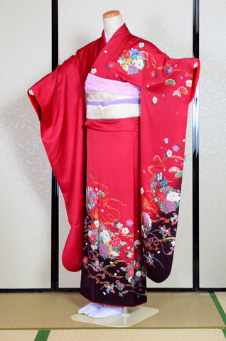 Furisode kimono. Long sleeved kimono. Japanese kimono. maiko kimono. geisha kimono.