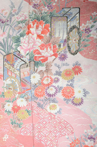 Furisode kimono. Long sleeved kimono. Japanese kimono. maiko kimono. geisha kimono.